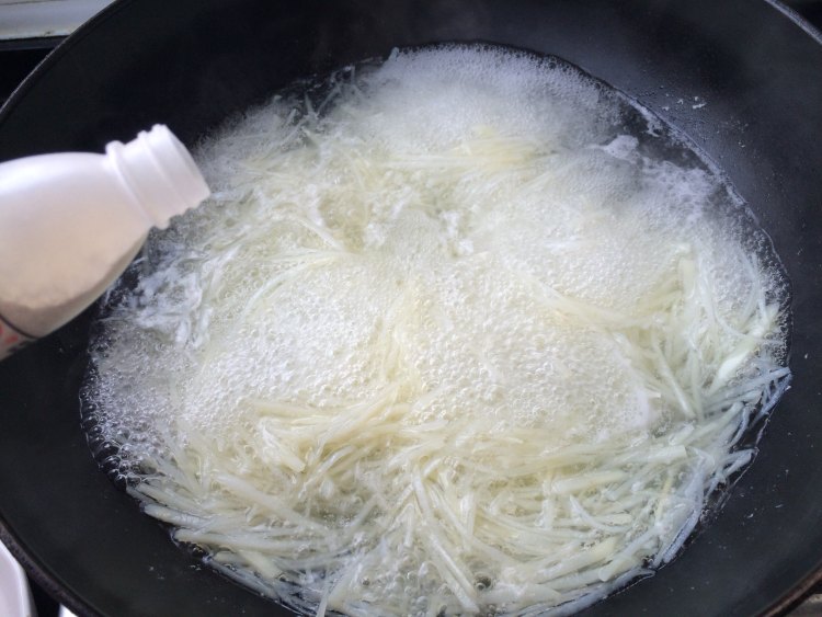 土豆丝芹菜叶汤步骤8