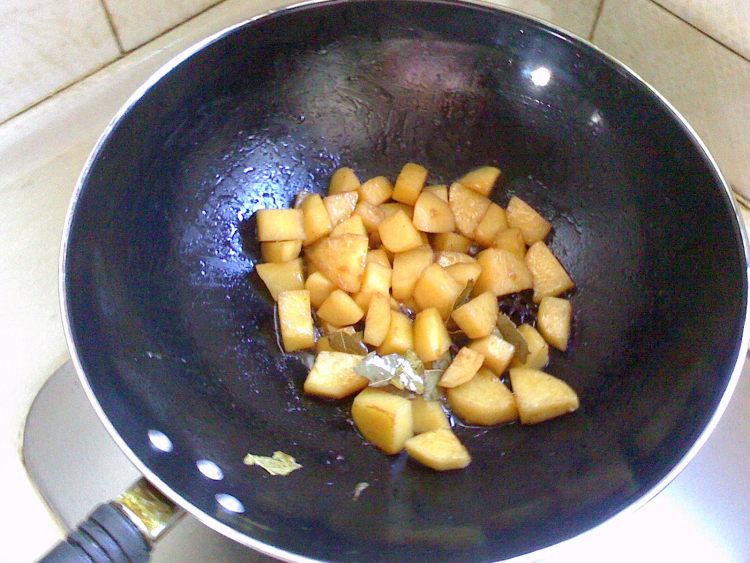 红烧土豆丁步骤7