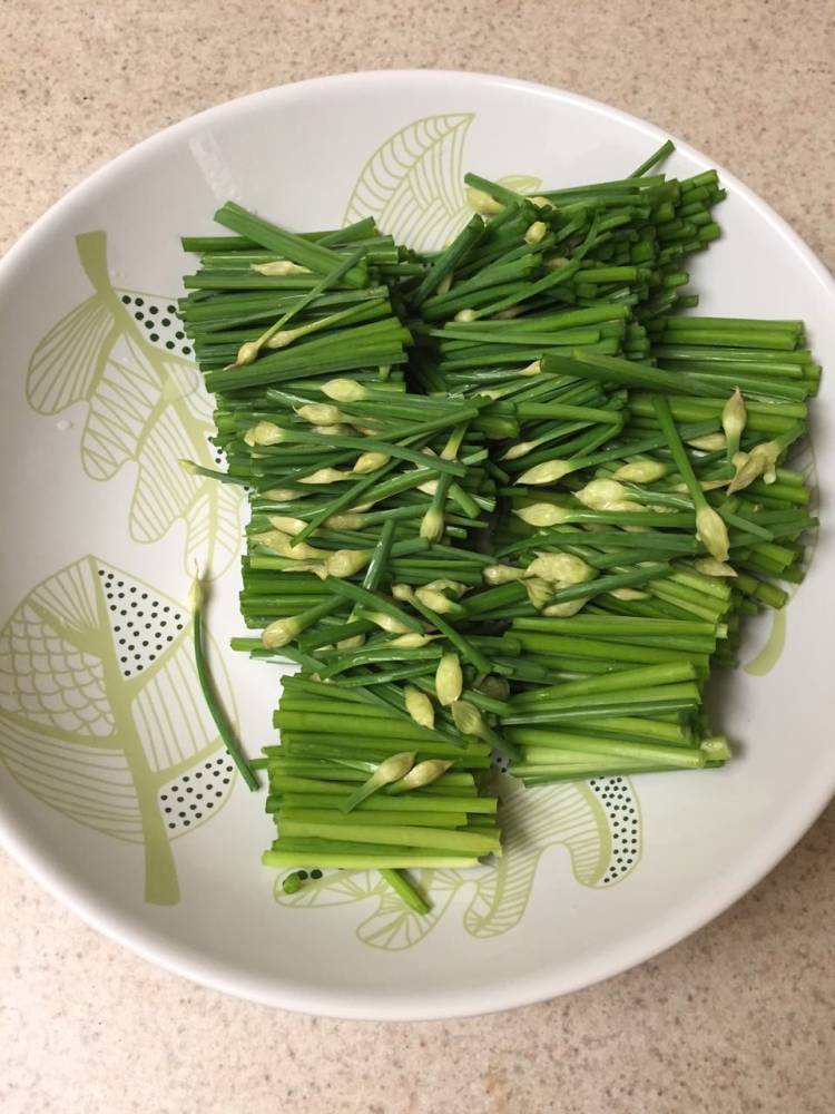 韭菜苔炒香肠步骤1