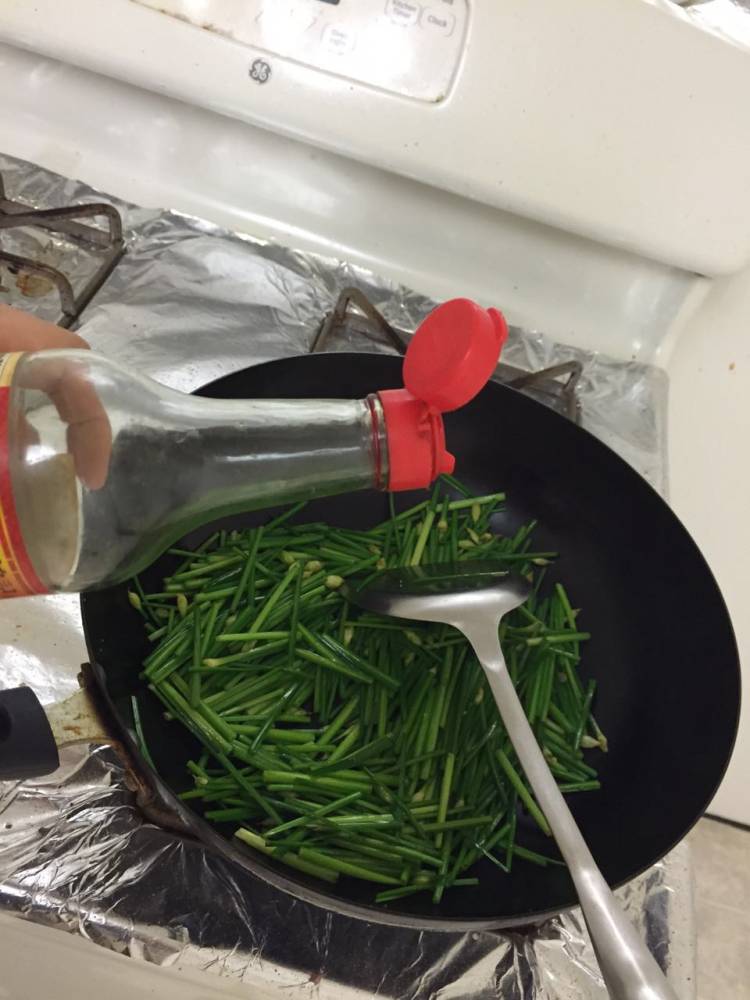 韭菜苔炒香肠步骤6