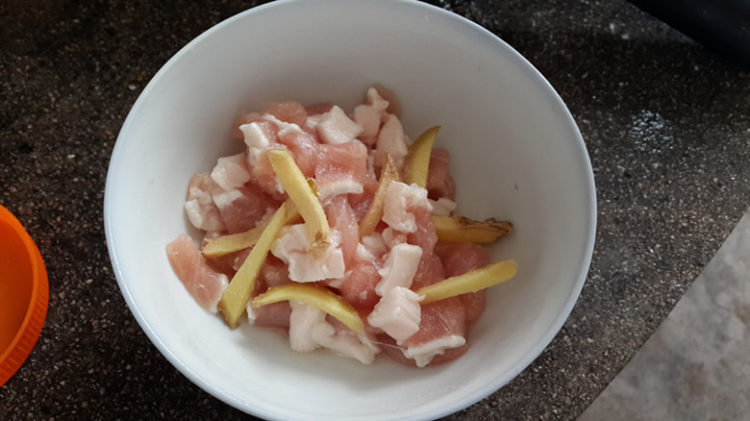 小菌菇炒肉丝步骤3