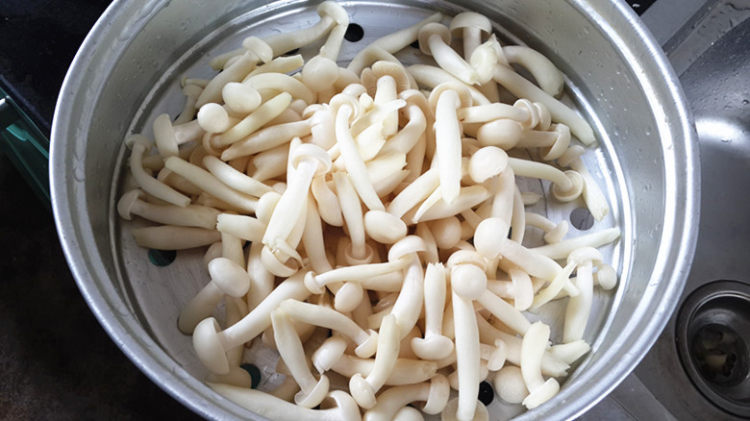 小菌菇炒肉丝步骤2