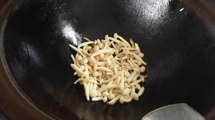 小菌菇炒肉丝步骤6