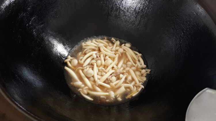 小菌菇炒肉丝步骤7