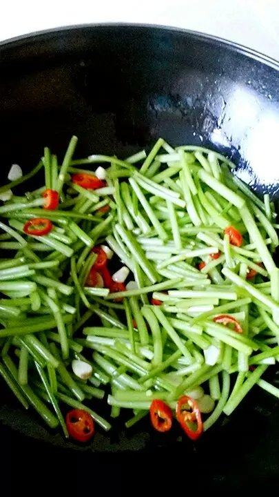 清炒红薯杆步骤7