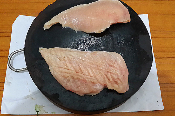 煎黑胡椒鸡胸肉步骤3