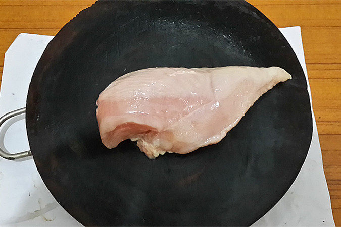 煎黑胡椒鸡胸肉步骤1