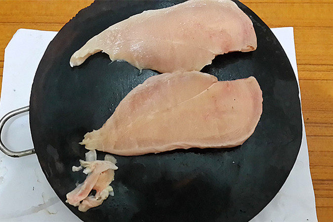 煎黑胡椒鸡胸肉步骤2