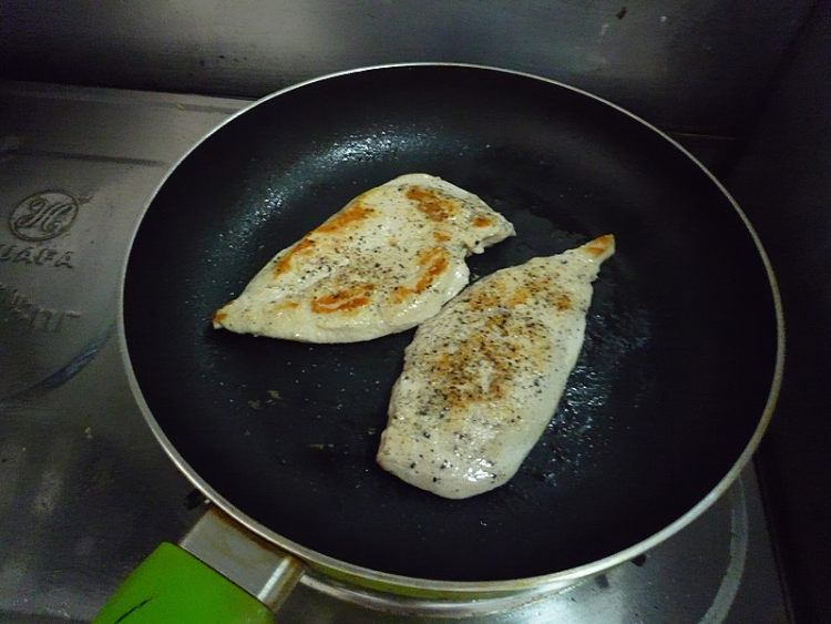 煎黑胡椒鸡胸肉步骤8