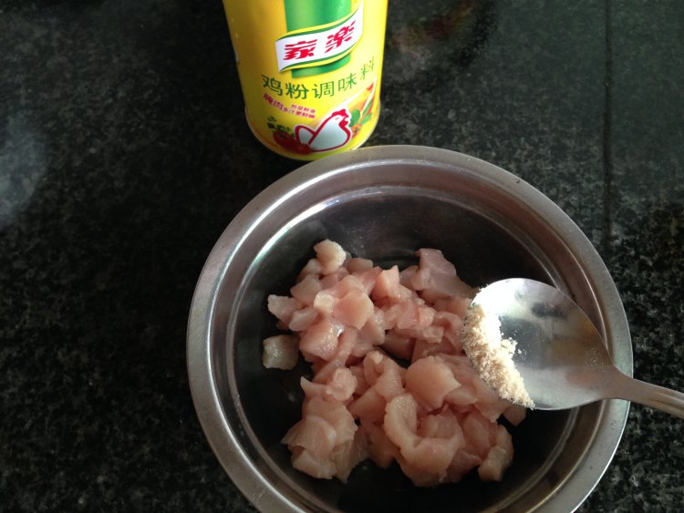 青豆玉米炒鸡丁步骤2