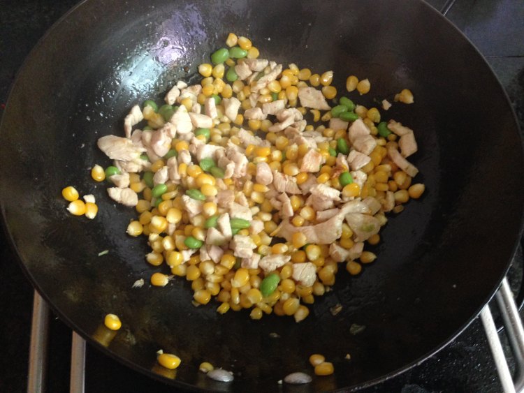 青豆玉米炒鸡丁步骤7