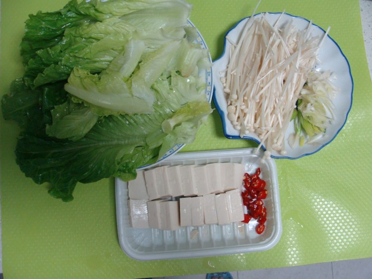 金针菇豆腐肉丝汤步骤1