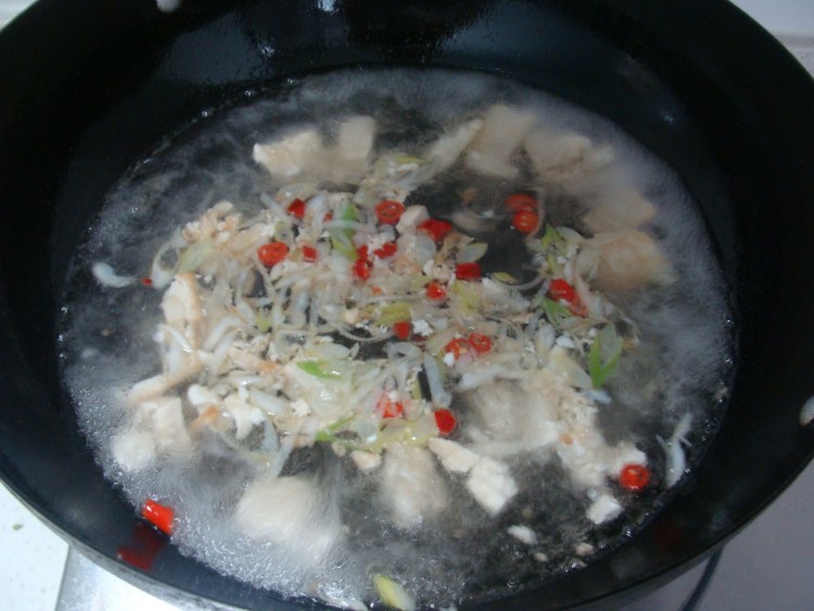 金针菇豆腐肉丝汤步骤4