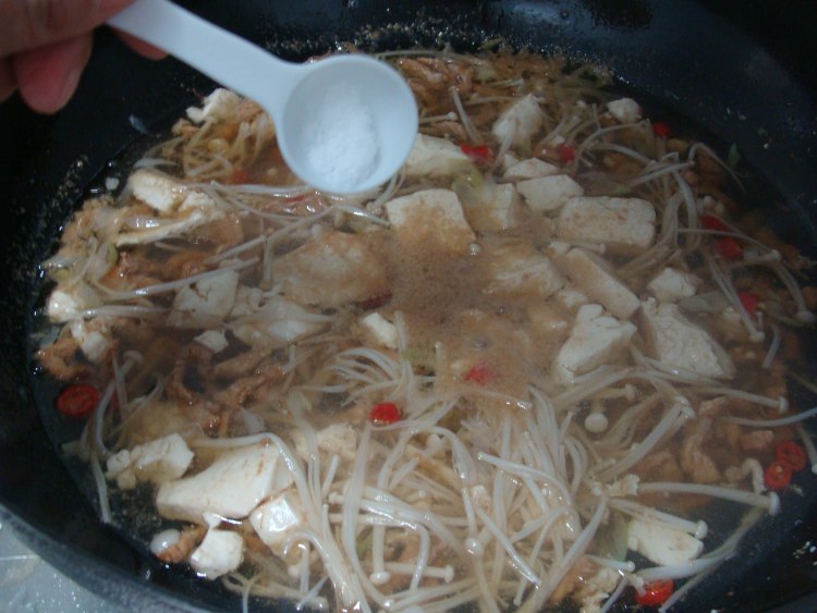 金针菇豆腐肉丝汤步骤6
