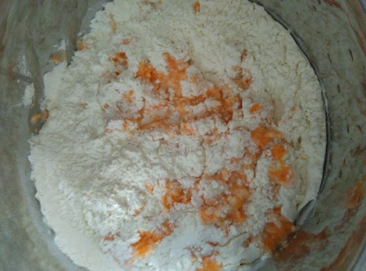 胡萝卜香菇三角包步骤8