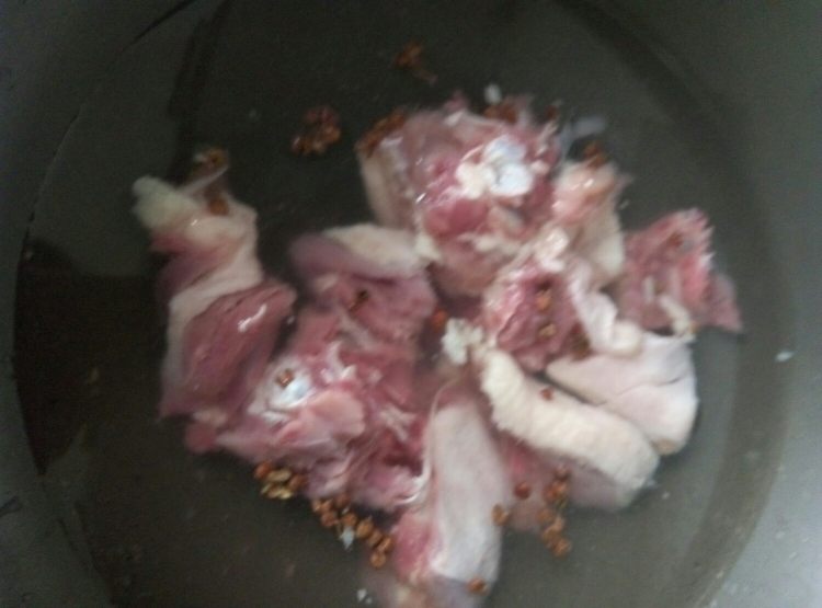 香菇鸭腿汤步骤2