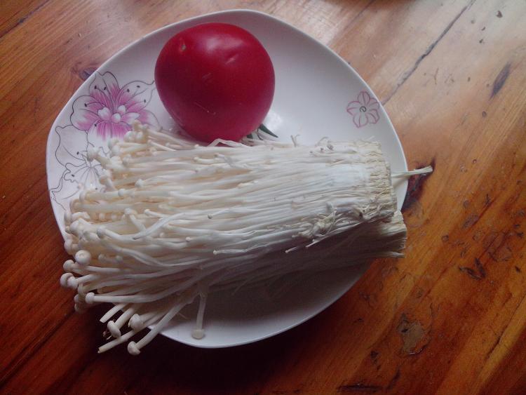 番茄金针菇汤步骤1