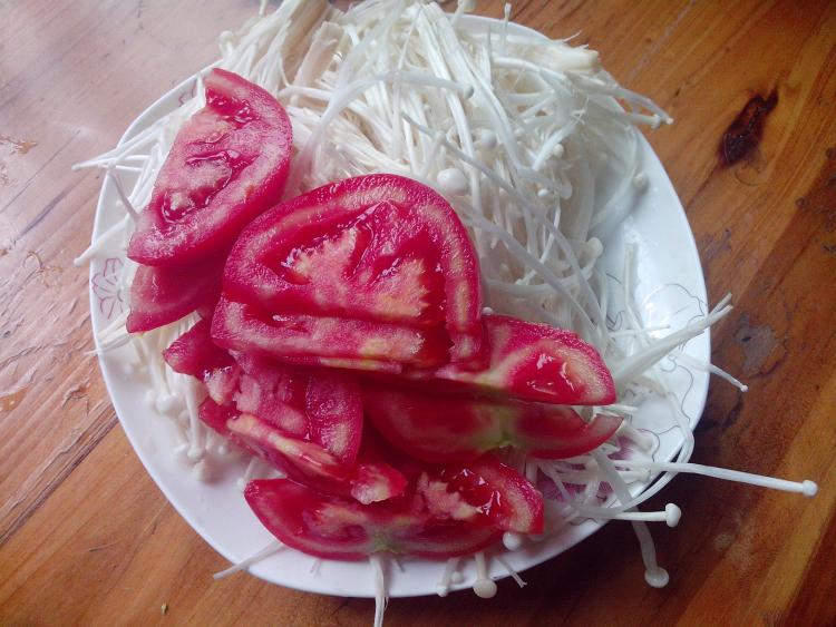 番茄金针菇汤步骤2