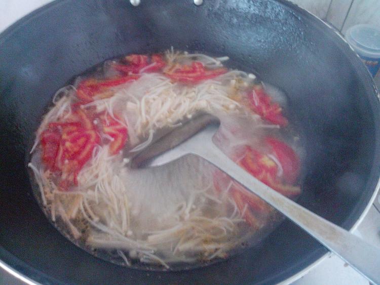 番茄金针菇汤步骤6