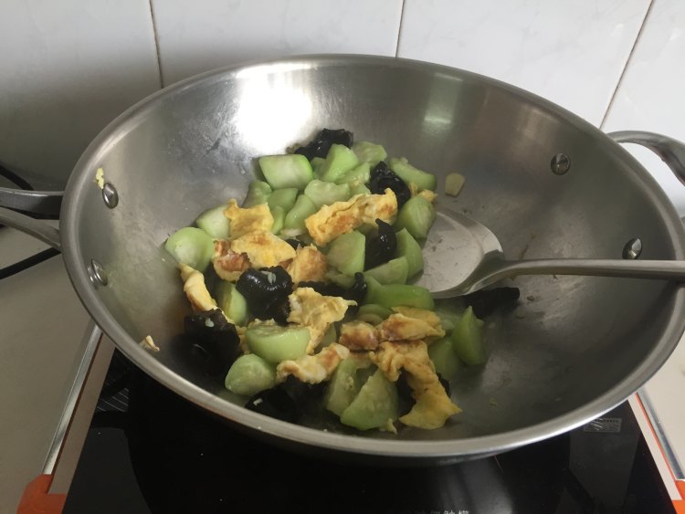 丝瓜木耳炒鸡蛋步骤6