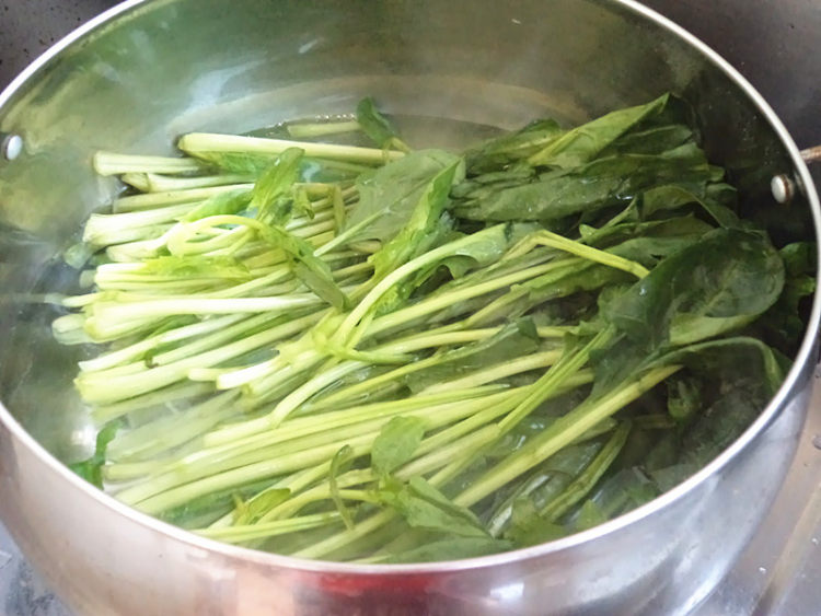菠菜茎炒豆芽菜步骤3
