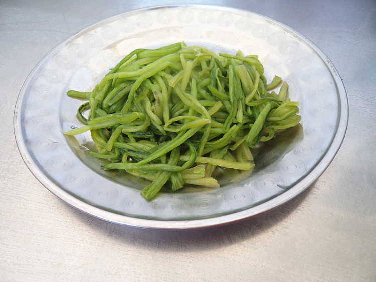 菠菜茎炒豆芽菜步骤4