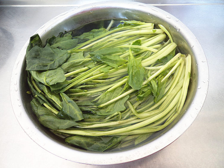 菠菜茎炒豆芽菜步骤2