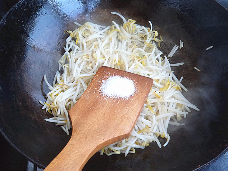 菠菜茎炒豆芽菜步骤7
