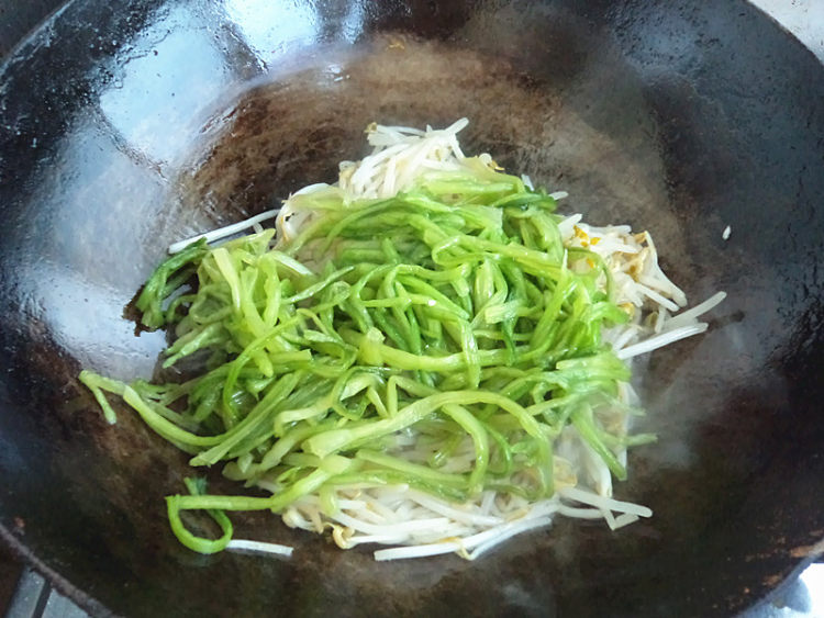 菠菜茎炒豆芽菜步骤8