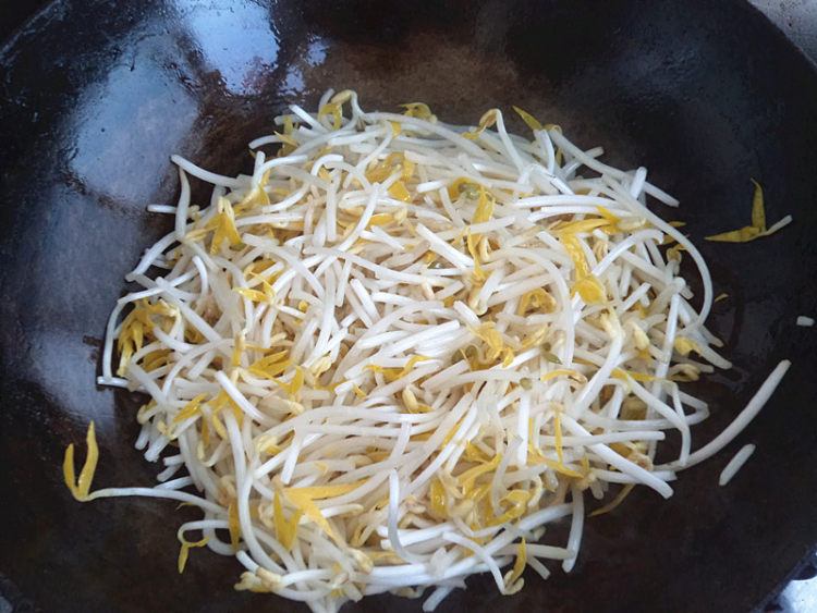 菠菜茎炒豆芽菜步骤6
