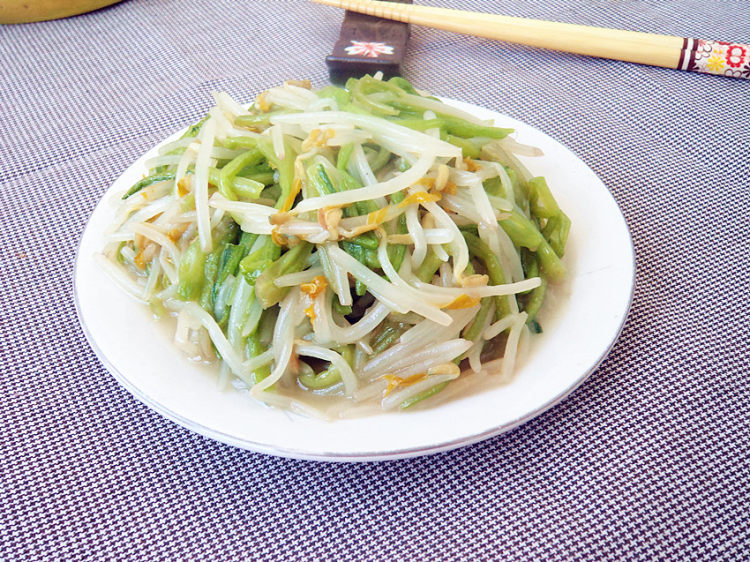 菠菜茎炒豆芽菜步骤9