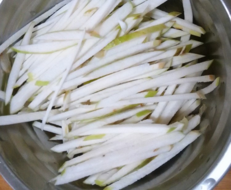 腐乳汁拌茭白丝步骤3