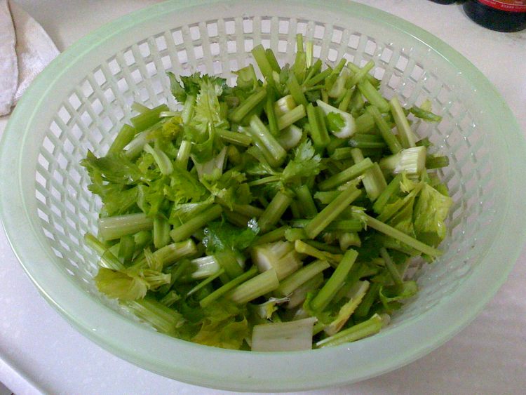 辣炒香干芹菜步骤2