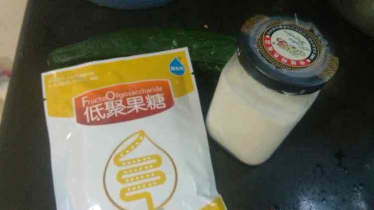 [手工美食]青瓜粒酸奶步骤1