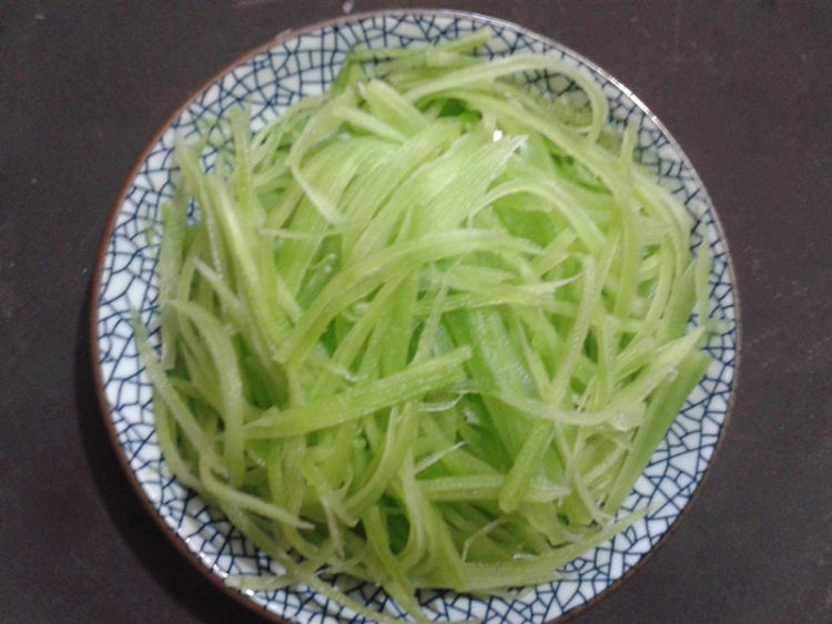 凉拌莴笋丝步骤2