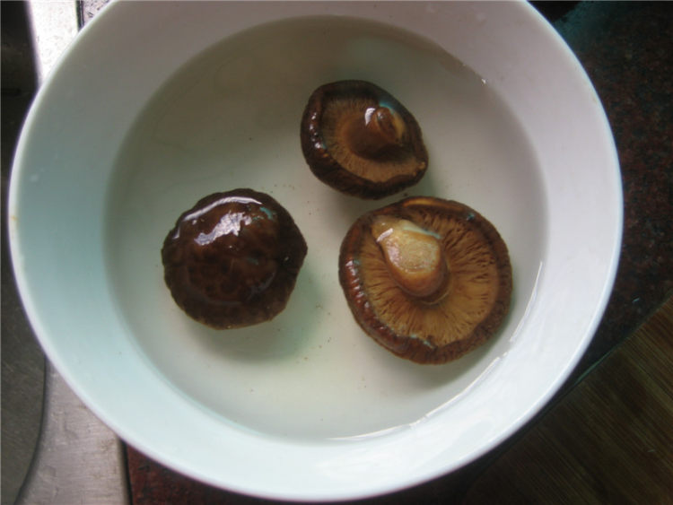 香菇焖豆腐步骤2