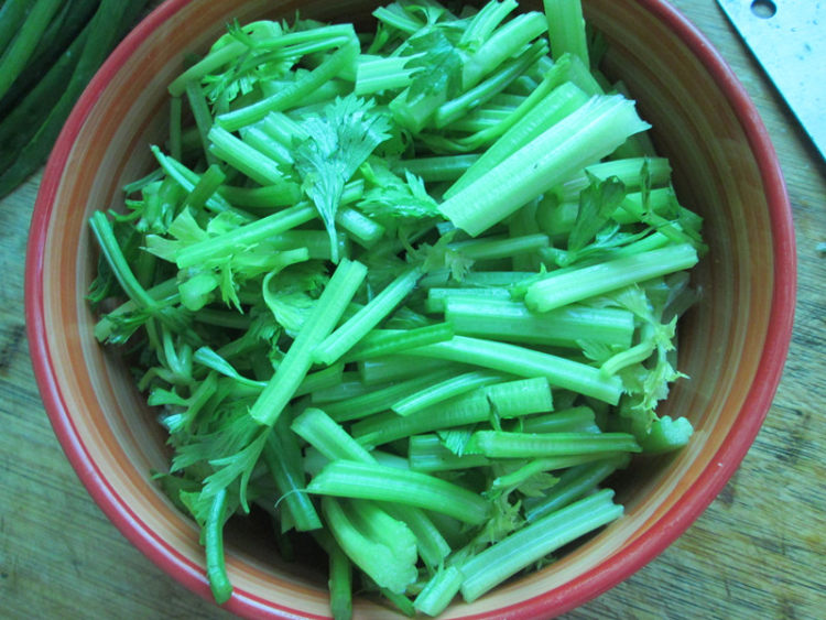 麻油芹菜花生米步骤1