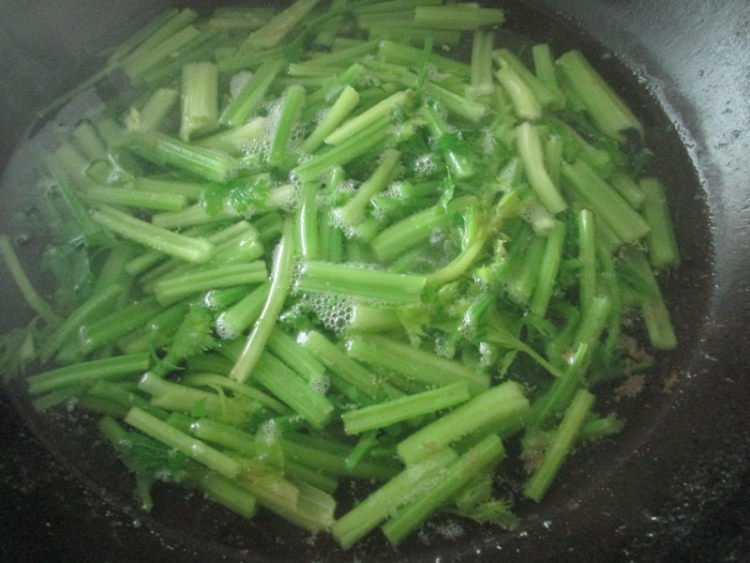麻油芹菜花生米步骤3