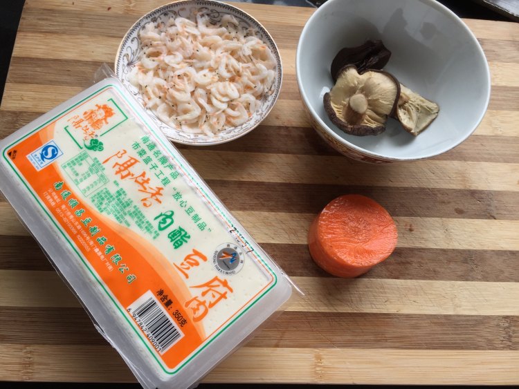 【手工美食】虾皮香菇步骤1