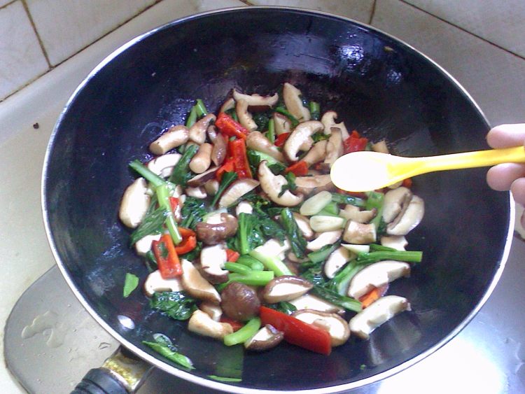香菇炒油菜心步骤7