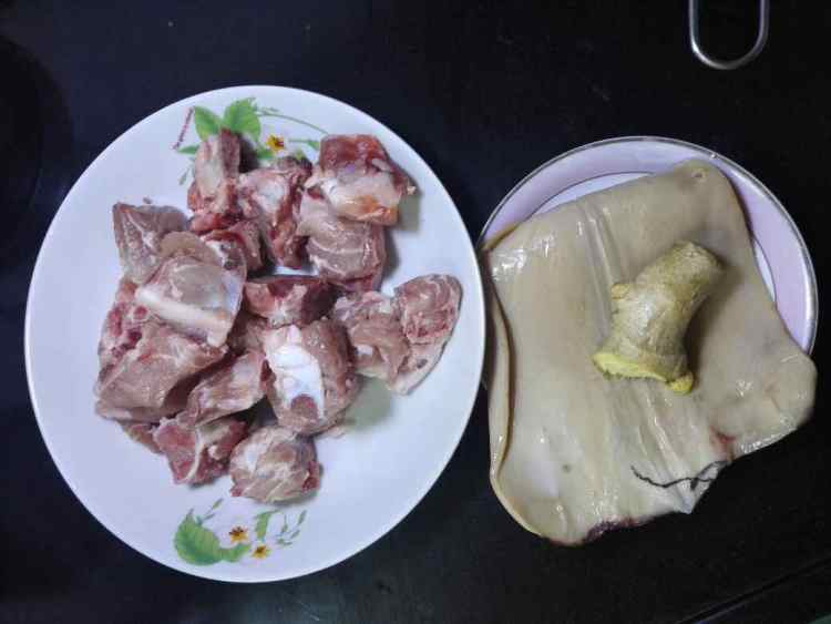 排骨鱿鱼节瓜汤步骤1