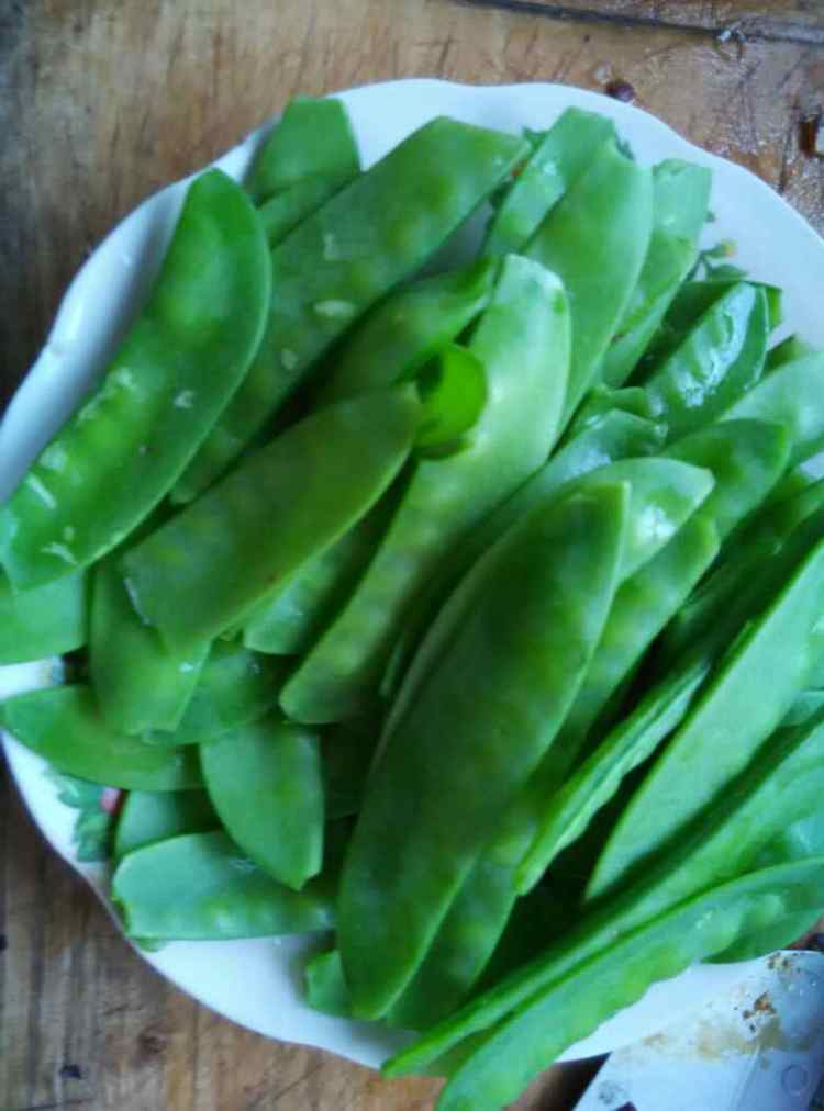 荷兰豆炒藕片木耳步骤1