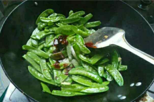 荷兰豆炒藕片木耳步骤7