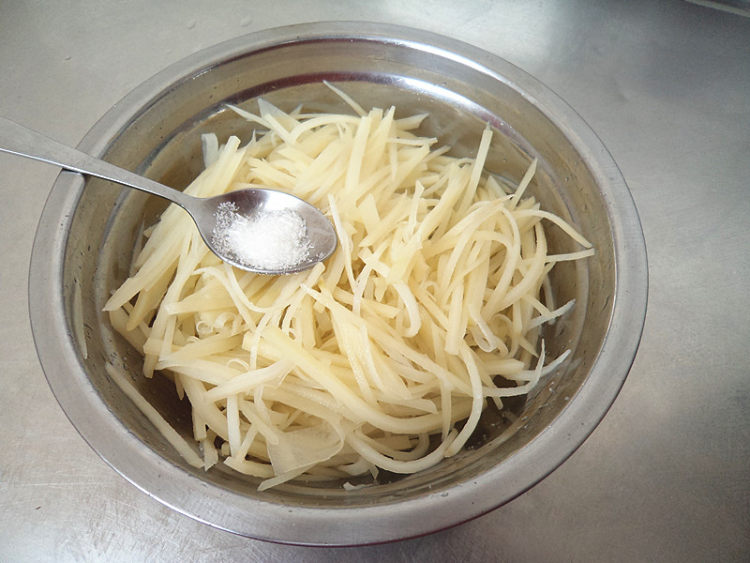 土豆丝拌火腿步骤8