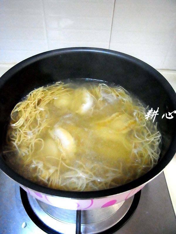 鲜鲍虾子面汤步骤5