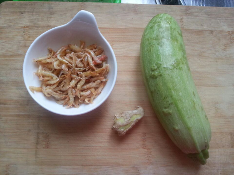 干虾米清炒西葫芦步骤1