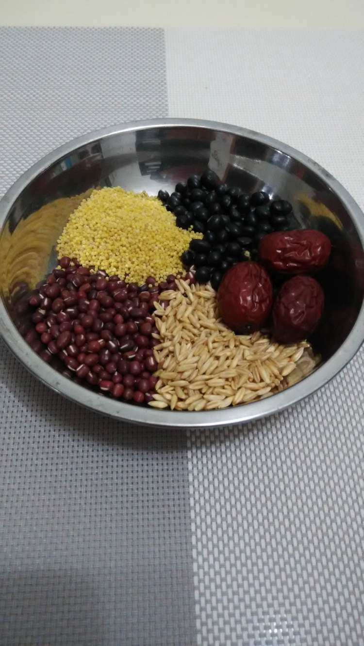 燕麦红枣豆浆步骤1
