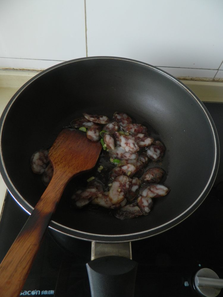 笋干炒腊肠步骤4