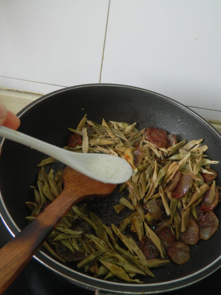 笋干炒腊肠步骤8