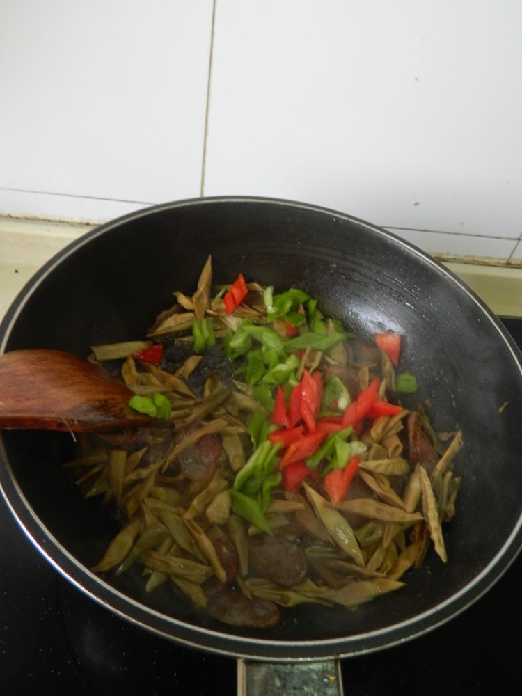 笋干炒腊肠步骤9